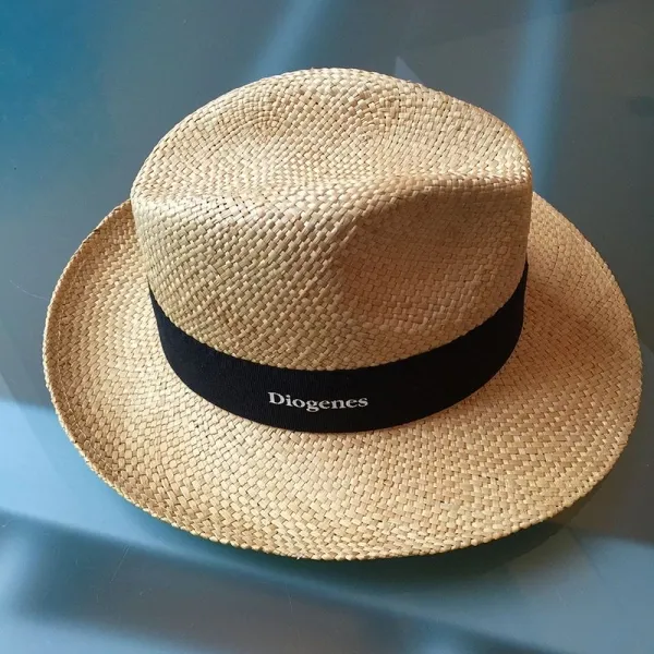Produktbild von Klassischer Qualitäts-Strohhut mit natürlicher Form, schicker Flechtung und schlichtem Hutband – ein vielseitiger Begleiter für jeden Anlass, der stilvoll kleidet und leicht vor der Sonne schützt.