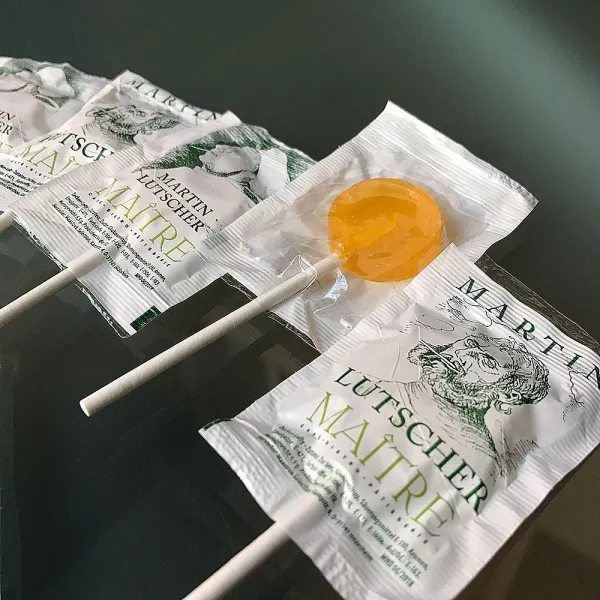 Kleiner Lutscher mit individuellem Druck auf weißer Seite, flach mit Folie, einseitig transparent, andere Seite weiß, 30mm x 95mm, verfügbar in mehreren Farben, Mindestmenge: 5.000 Stück (2)