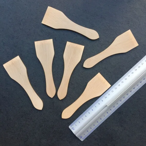 Produktbild von Kleines Holzwerkzeug aus Buche (13 cm), natürlich, langlebig und auf Wunsch mit individueller Gravur.