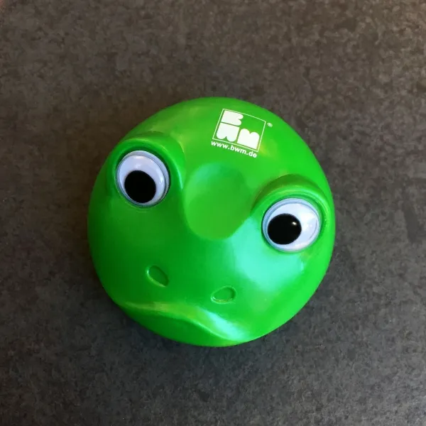 Der froschähnliche Knackspielzeug aus Kunststoff mit den Abmessungen 6x6x2,5 cm erzeugt beim Drücken auf Kopf oder Unterseite ein ansprechendes Knackgeräusch. (2)