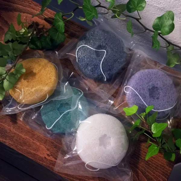 Produktbild von Der natürliche und ökologische Konjac-Schwamm ist ein vielseitig einsetzbares Beauty-Produkt aus Südostasien für jeden Hauttyp.