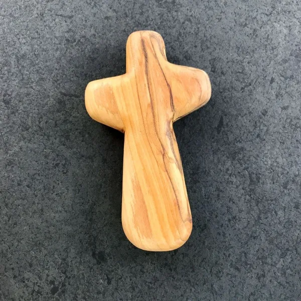 Produktbild von Kreuz aus Olivenholz, 10,5 cm lang, mit Lasergravur-Werbeanbringung.