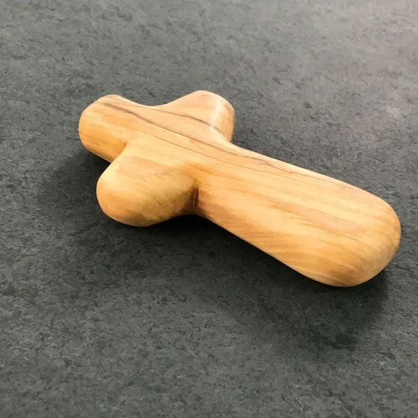 Olivenholz-Kreuz mit 10,5 cm Länge und Lasergravur für Werbeanbringung. (2)