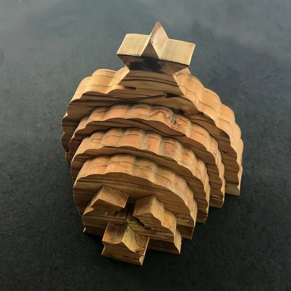 Produktbild von Olivenholz-Krippe mit 3D-Stufeneffekt und lasergravierten Details - handgefertigt, ökologisch und ideal für Werbeeinbindung.