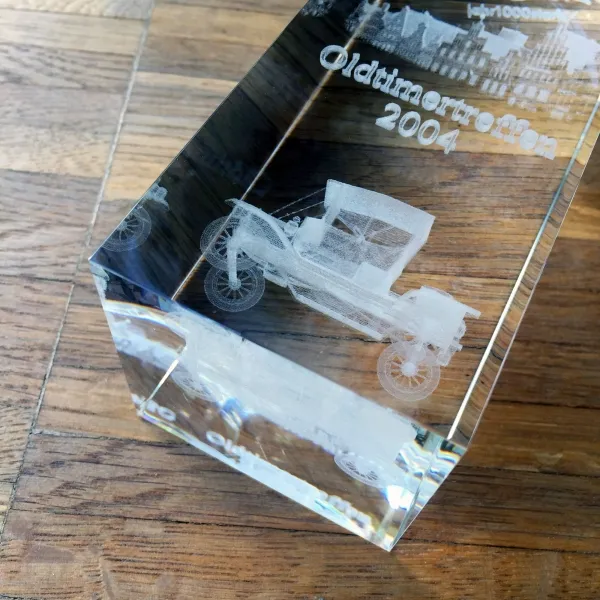 Produktbild von Kristallglas Pokal mit 3D Innenlaserung - individuell gestaltbare Werbetrophäe in verschiedenen Größen und Formen, veredelt durch Lasergravur.