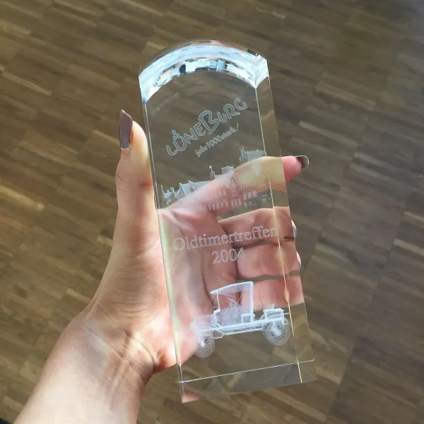 Kristallglas Pokal mit 3D Innenlaserung - individuell gestaltbare Glasfiguren & Skulpturen für Werbeartikel, Verpackungen, Kundengeschenke und Promotionen. (2)