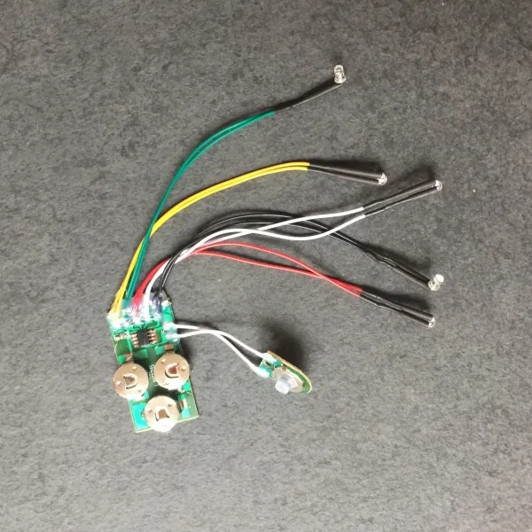 Dieser Alt-Text beschreibt einen LED-Baustein für Zuckertüten mit Schaltfunktion, der über einen Drucktaster aktiviert wird und nach 20 Sekunden automatisch ausgeschaltet wird. (3)