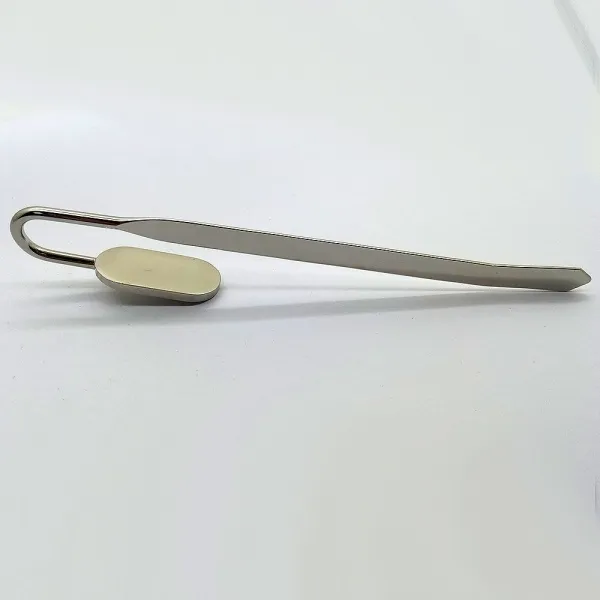 Lesezeichen aus Metall mit einer Länge von 148 mm und einem Gewicht von 20 g, wahlweise mit Lasergravur, Druck oder Prägung, in den Farben Bronze oder Silber. (3)