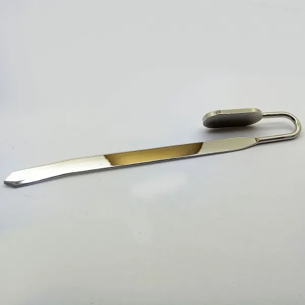 Lesezeichen aus Metall mit einer Länge von 148 mm und einem Gewicht von 20 g, erhältlich in den Farben Bronze oder Silber, mit der Option der Werbeanbringung durch Lasergravur, Druck oder Prägung. (4)