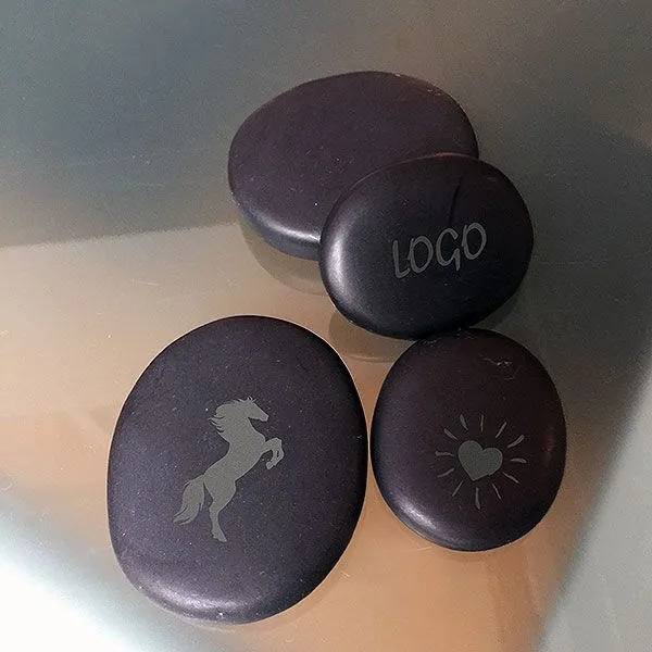 Produktbild von Dunkle Basalt-Kiesel mit Logogravur - die ausgefallene und natürliche Art Ihr Logo zu präsentieren.