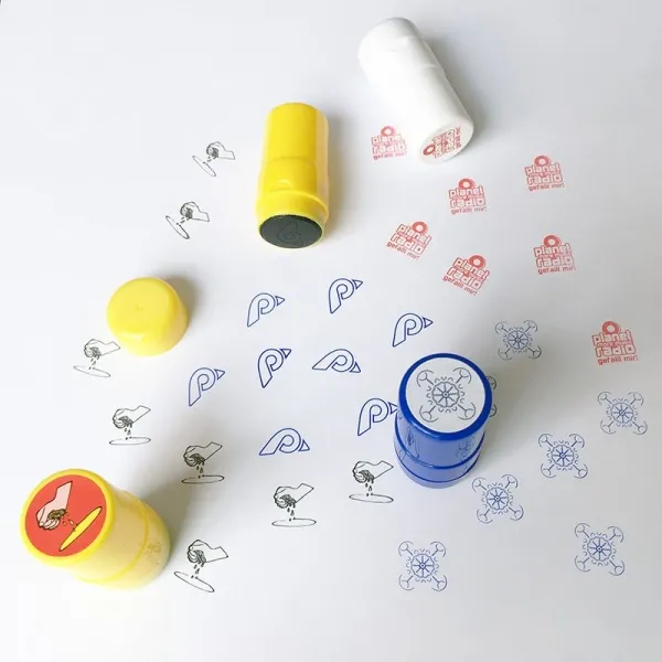 Produktbild von Runder Werbe-Stempel mit individuellem Motiv/Logo, Gehäusefarbe & Stempelfarbe wählbar, Logo auf dem Deckel als Bild eingesetzt, ca.