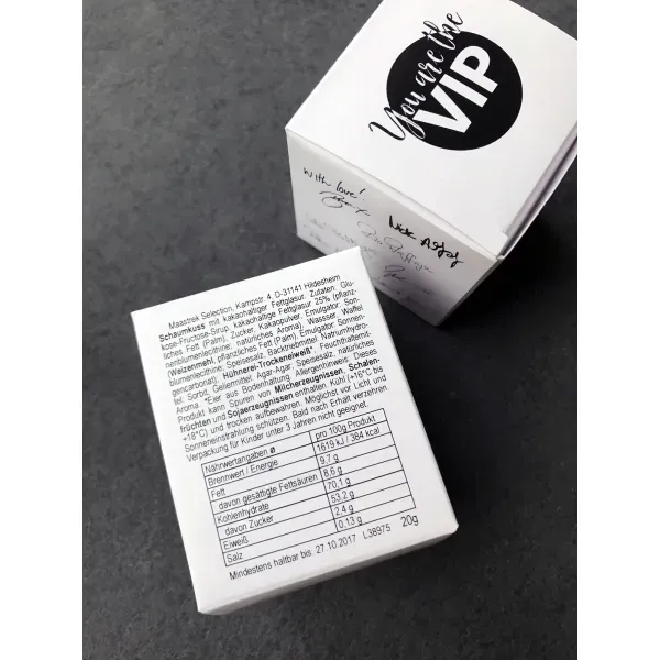 Produktbild von Feinster Schokokuss mit knackiger Edel-Zartbitterschokolade umhüllt, individuell verpackt in bedrucktem Karton, Haltbarkeit 2 Monate, Gewicht ca.