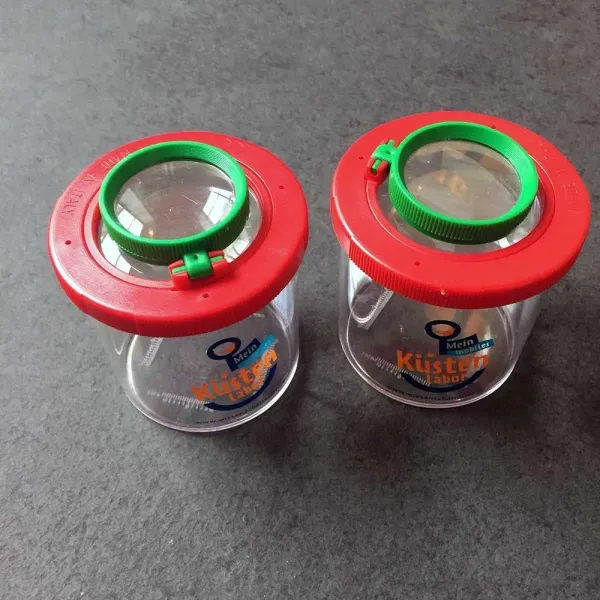Produktbild von Lupendose Käferdose Becherlupe 2-4x Vergrößerung, 60mm x 80mm, mit Belüftungsöffnungen, mm-Skala für Kleintiere & Pflanzen, Werbedruck auf dem Becher.