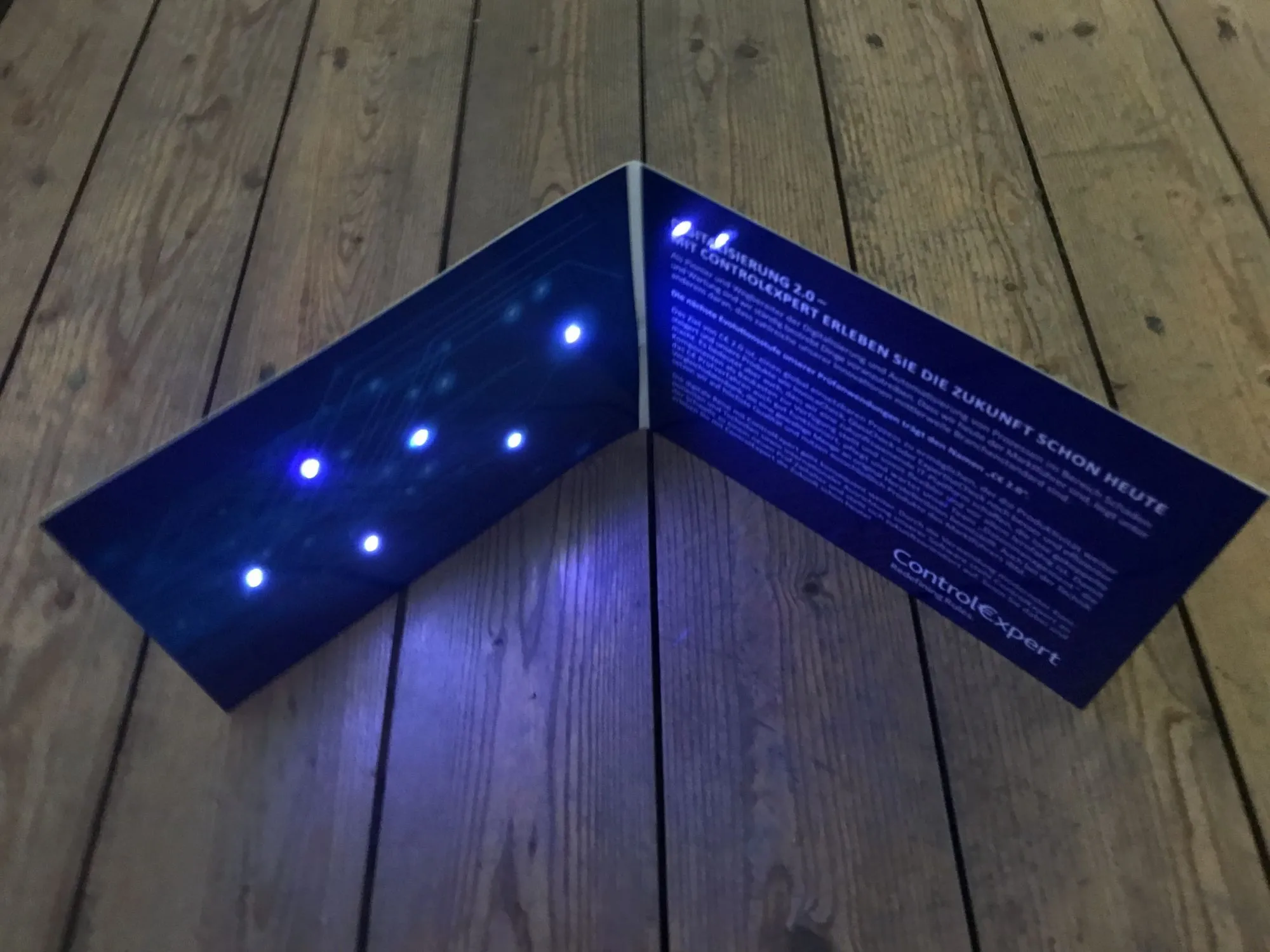 Produktbild von Diese Mailingkarte mit LED-Beleuchtung ist eine maßgeschneiderte Anfertigung für Kundenaufträge.