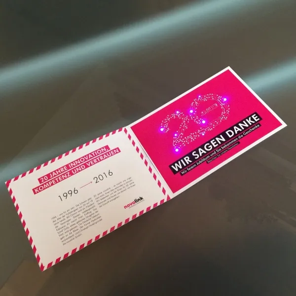 Produktbild von Individuell gestaltbare Mailingkarte mit LED-Lichtshow und 10-sekündiger Soundaufnahme für Ihre besonderen Grüße.