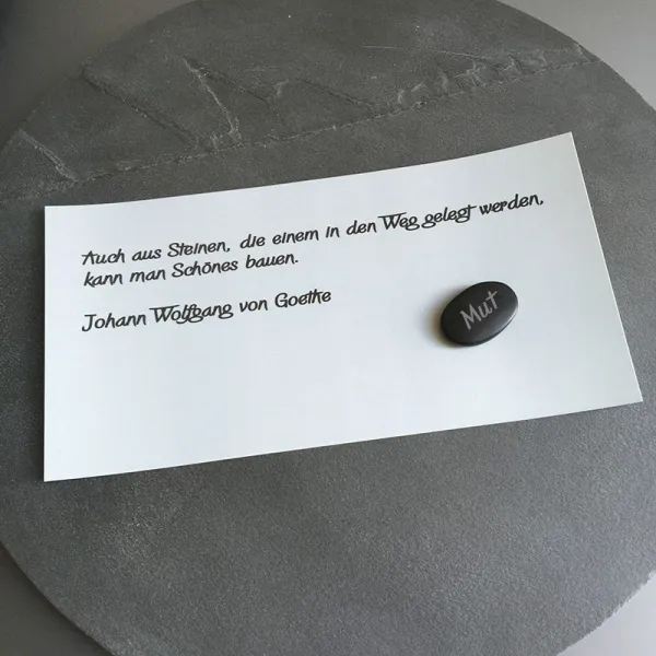 Produktbild von Diese Mailingkarte beinhaltet einen personalisierten, gravierten Kieselstein für ein einzigartiges und individuelles Design.