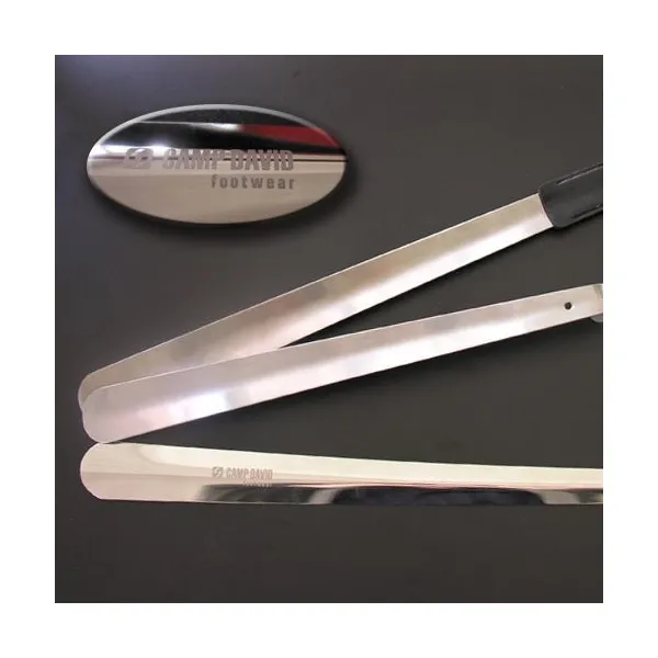Produktbild von Metallene Schuhanzieher und Schuhbürste für Camp David von hoher Qualität, hergestellt in einer Produktion speziell für die Marke.