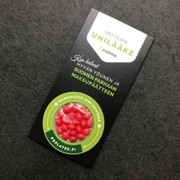 Produktbild von Mini-Fruchtdragees im Blister mit Geschmacksrichtungen: Apfel (grüne Dragees), Erdbeere (dunkles Pink), Minze (weiß), Orange (orange Dragees), Zitrone (gelbe Dragees), Waldfrucht (blaue Dragees).
