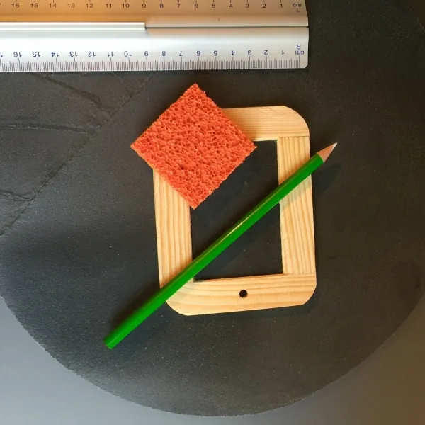 Dieses Mini-Schieferfeld mit Griffel und Schwämmchen ist ein Öko-Werbeartikel aus hochwertigem Schiefer in kleinem Format, ideal für umweltfreundliche Werbung.