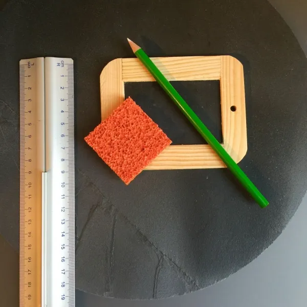 Mini-Schieferfel mit Griffel und Schwämmchen: Ökologische Werbetafel, 12x9 cm, Gravur/Druck auf Holzrand, leicht beschriftbar mit Kreide, schnell reinigbar mit feuchtem Schwämmchen, separat verpackt. (2)