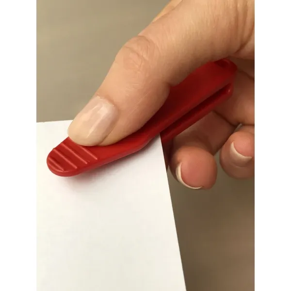 Mini-Taschenlocher für unterwegs mit Aufdruck, kompakt und in jeder Tasche verstaubar, Locher auch am Schlüsselbund oder Ordner-Bügel tragbar, einfache Handhabung dank kluger Falt- und Stülp-Technik für optimalen Standard-Lochabstand.
