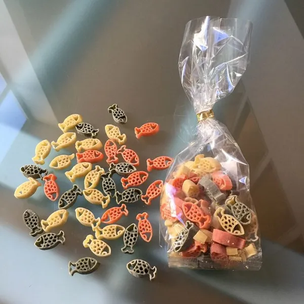 Produktbild von Motivpasta: individuell gestaltete Nudeln mit Logo oder Sonderform; umfangreiche Auswahl an Motiven und Geschmacksrichtungen; für Werbeartikel; von Standardfarben bis hin zu ausgefallenen Farben wie blau, magenta, schwarz oder persönlicher Hausfarbe;...