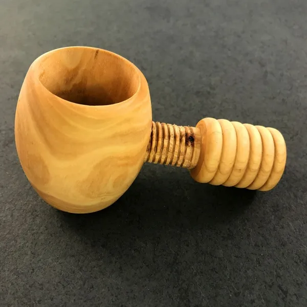 Produktbild von Natürlicher und hochwertiger Nussknacker Schraube aus nachhaltigem Olivenholz, perfekt für die knackige Weihnachtszeit.
