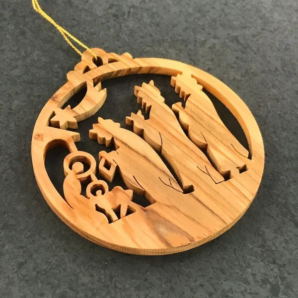 Produktbild von Olivenholz Christbaumanhänger aus geöltem Olivenholz mit 8 cm Größe und goldenem Aufhängbändchen für die perfekte Weihnachtsdekoration.