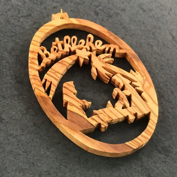 Produktbild von Olivenholz Weihnachtsbaumanhänger Tannenbaumanhänger Baumschmuck geölt, Maße 7,5 x 11 cm mit goldenem Aufhängebändchen.
