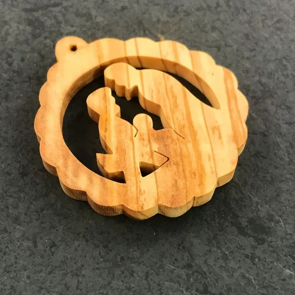 Produktbild von Olivenholz Weihnachtsbaumanhänger mit der heiligen Familie (6-6,5cm), aus geöltem Olivenholz.