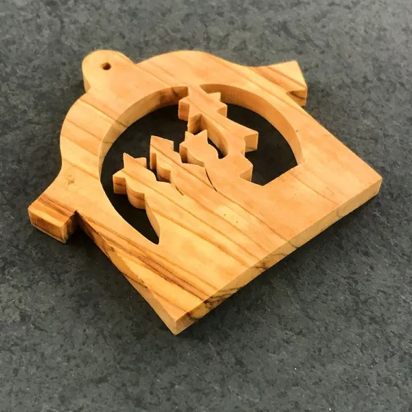 Produktbild von Olivenholz Weihnachtsbaumanhänger - "Stall von Bethlehem" - handgefertigt aus natürlichem, geöltem Olivenholz in verschiedenen Größen von 6 bis 6,5 cm.
