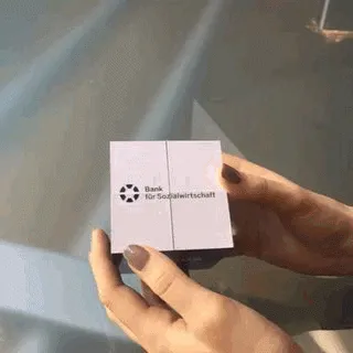 Der Original 3D Präsentationswürfel zum Klappen ist ein vielseitig einsetzbares Werbemittel, das beim Falten eine faszinierende Transformation durchläuft. (3)
