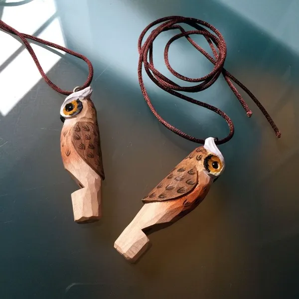 Produktbild von Handgeschnitzte Holzpfeifen von der Eule Manufaktur - Einzigartige, farbenfrohe und natürliche Designs mit Umhängeband.