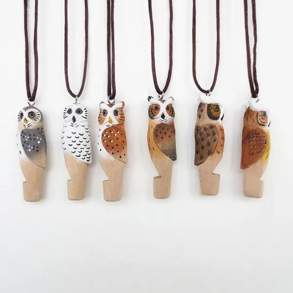 Handgeschnitzte Holzpfeifen mit Umhängeband in verschiedenen Tier-Designs - ökologischer Werbeartikel, Farbenfroh und ganz natürlich! (6)