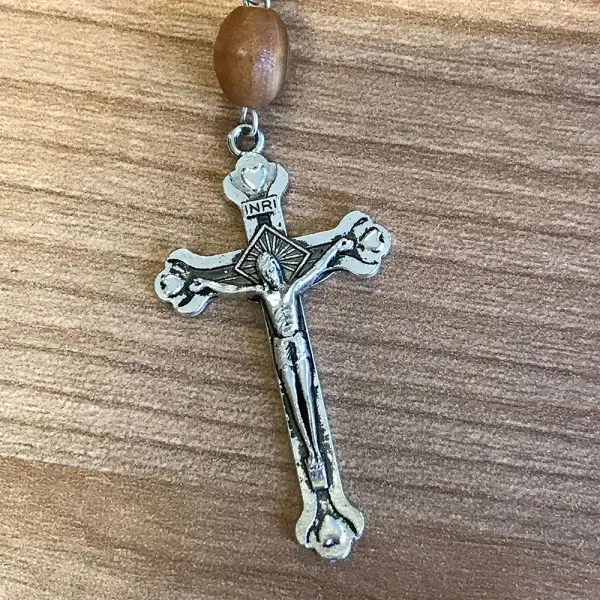 Rosenkranzkette aus Olivenholz, 50 cm lang mit Kruzifix und kleinem Döschen Jerusalemer Erde; Material: Olivenholz, Metall, Kunststoff-Kapsel, Erde; Verpackung: Kunststoffbox. (3)