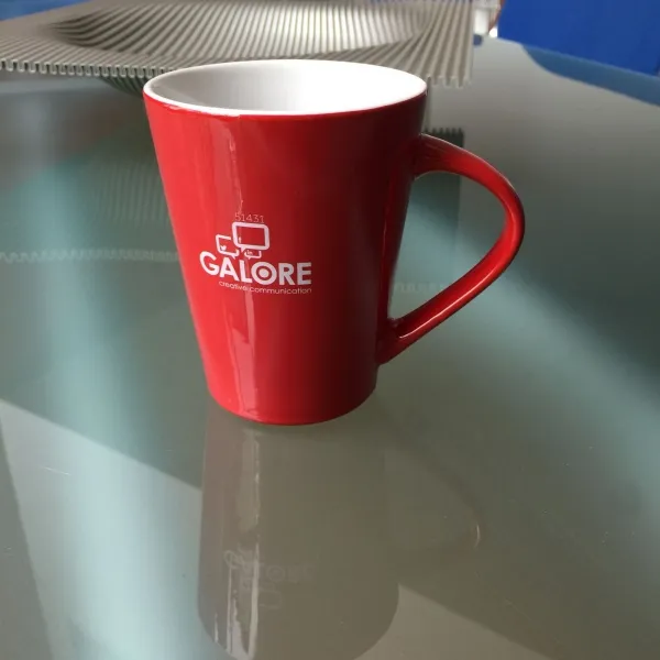 "Rote Kaffeebecher – perfekt für Liebhaber des intensiven Aromas und der lebhaften Farbe." (2)