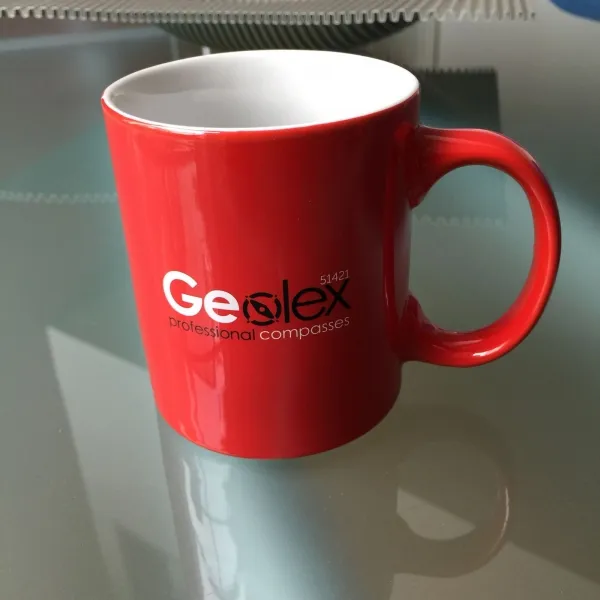 Rote Kaffeebecher – Unsere Leidenschaft für Design und Kaffee vereint sich in diesen ansprechenden Bechern, die perfekt für jede Tasse Filterkaffee sind. (4)