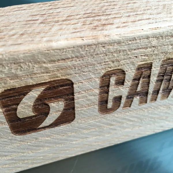 Produktbild von Rustikaler, handwerklich gefertigter Präsentations-Holzblock aus Bergeiche für Dekor oder hochwertiges Marken-Kennzeichen am PoS in geschäftlichen Räumlichkeiten, mit individuell anpassbarer Gravur/Druck und in verschiedenen Farben.