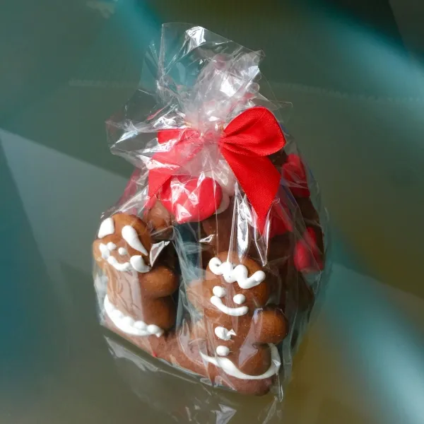 Süßes Lebkuchenhäuschen, traditionell hergestellt mit feinstem Lebkuchen und farbigem Zuckerguss von Hand verziert, als kleines Kundengeschenk in Glanzbeutel mit roter oder weißer Satinschleife und bedruckter Karte aufgebunden, haltbar für 6 Monate.