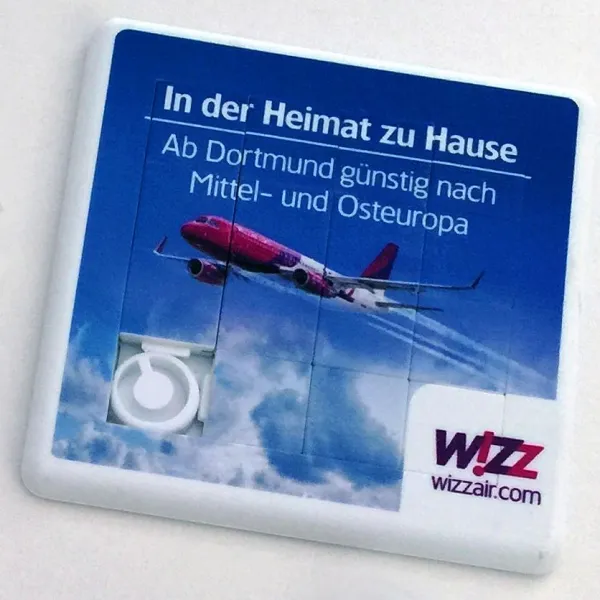 Produktbild von Dieser Schiebepuzzle mit Logo ist ein vielseitiger Werbeartikel, der dank seiner großen Werbefläche und Full-Color Bedruckung sowohl für Mailing-Kundengeschenke als auch für die Verwendung in verschiedenen Bereichen beliebt ist.