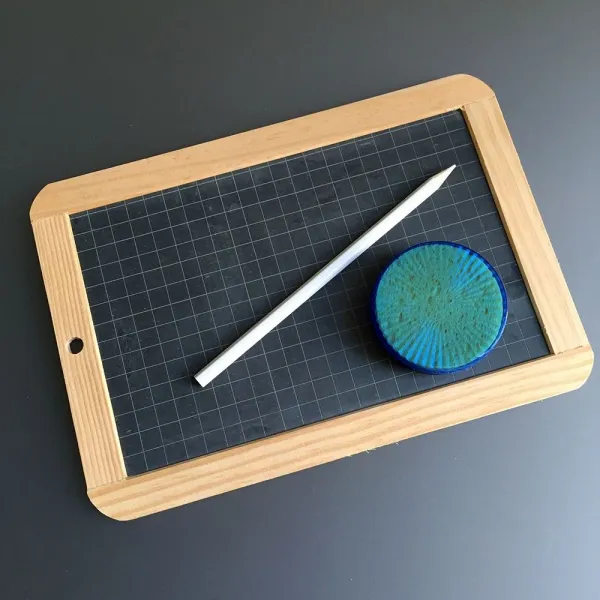 Produktbild von Schiefertafel (18 x 26 cm) mit Griffel und Schwämmchen
