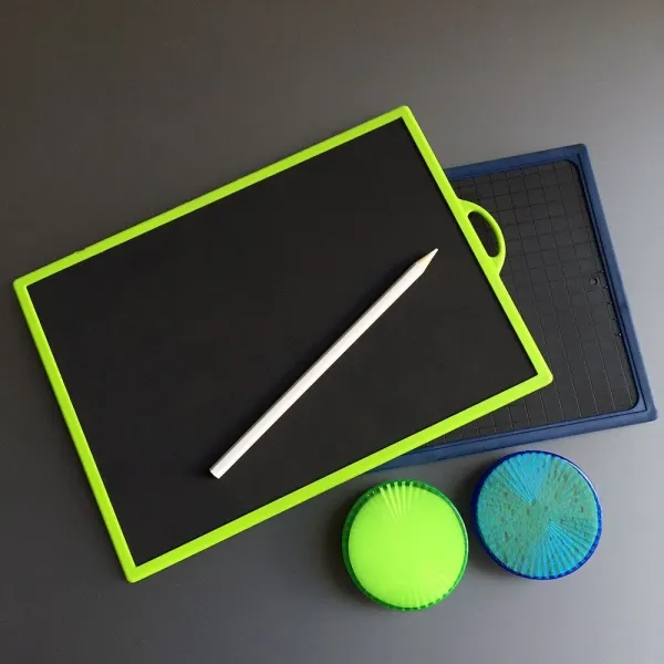 Produktbild von Schiefertafel aus Kunststoff mit Schwämmchen und Griffel