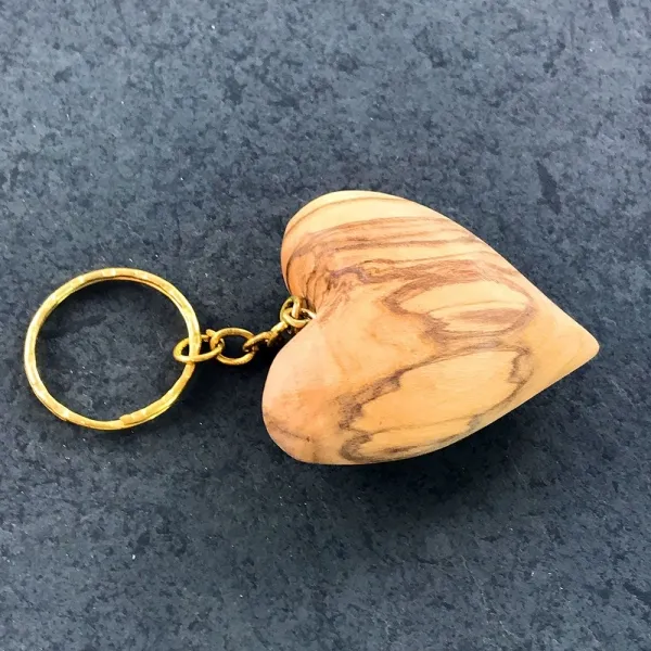 Handgefertigter Schlüsselanhänger-Herz aus Olivenholz (4x4,5cm). (2)