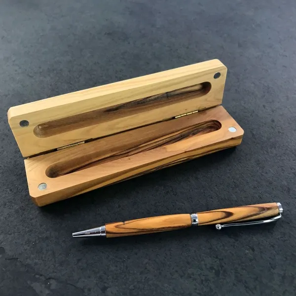 Schreibgarnitur Olivenholz-Stifteset mit Drehkugelschreiber und blauer Mine, Maße 15,5 x 3,5 x 3 cm; Werbeanbringung: Druck oder Gravur. (2)