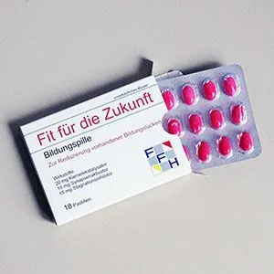 Großzügige Werbefläche: Bonbons im Tabletten-Design mit bedruckbaren Beipackzetteln und gestaltbarer Verpackung, inklusive Blisterrückseite. (38)