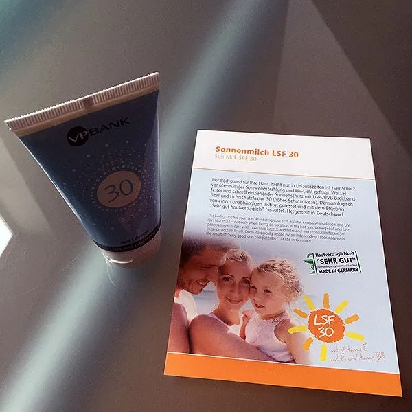Produktbild von Sonnenmilch mit LSF 30 für UV-Schutz und Hautpflege bei allen Jahreszeiten, wasserfest, schnell einziehend, UVA/UVB Breitbandfilter, hoher Lichtschutzfaktor LSF 30, 50 ml Flasche.