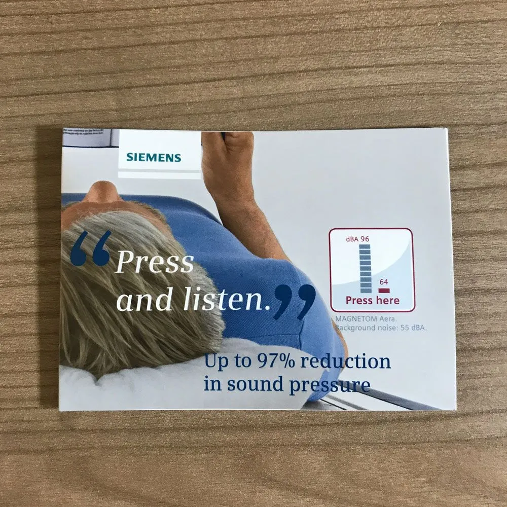 Produktbild von Sound-Sleeve: Individuell bedruckter Umschlag mit Push-Button für Sound-Auslösung, passend für Zeitschriften, Magazine und Produktaufklebungen, Maße: 10,2 cm x 7,3 cm (oder nach Vorgaben), Höhe: 0,5 cm, Gewicht: 14 g.