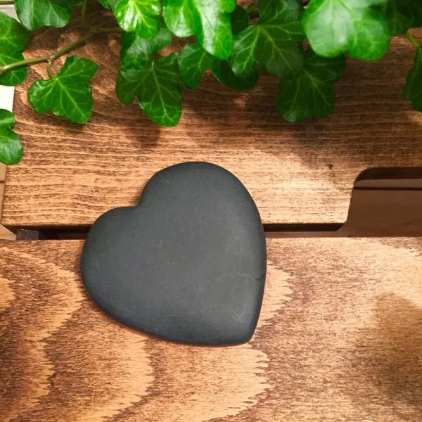 Stein-Herz aus schwarzem Basalt, extra groß, 10 cm hoch, 10 cm breit, 23 mm dick, 414 g Gewicht, individuell mit Ihrem Logo gravierbar. (4)