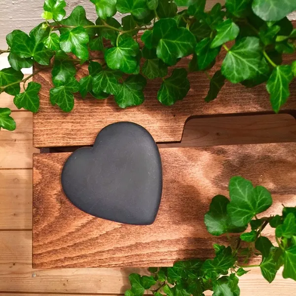 Produktbild von Basalt-Steinherz, Giveaway in Großformat (7,6 cm x 7,6 cm), individuell mit Ihrem Logo graviert, hochwertig und nachhaltig.