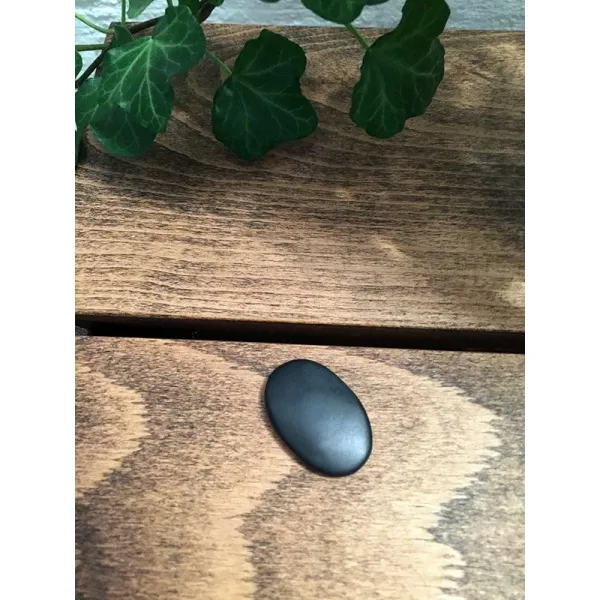 Produktbild von Basalt-Stein mit Logo (3 x 2 x 0,4 cm), schwarz; Ihr Motiv wird darauf graviert.